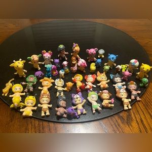 Twozies huge lot 25 babies and 25 accessories